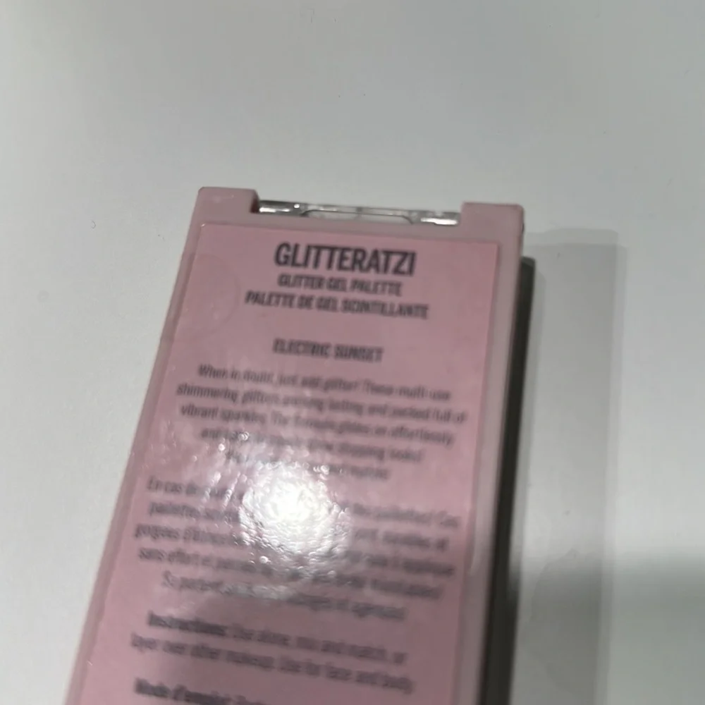 Hard Candy Glitteratzi Glitter Gel EyeShadow Palette with Applicator
